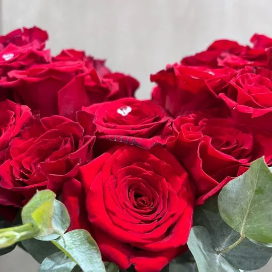 Caja pote black con rosas rojas corazon 